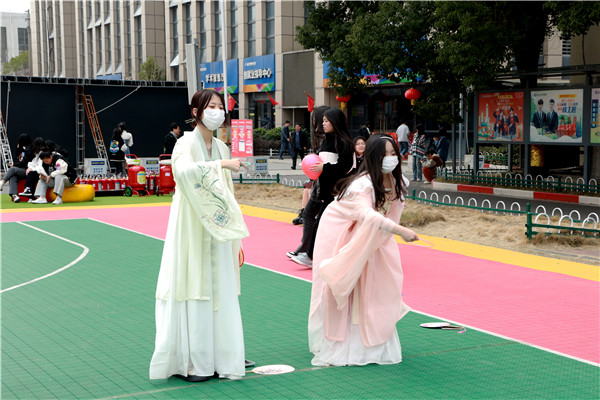 “三八”國(guó)際婦女節(jié)來(lái)臨，南京新華向所有女性致以節(jié)日最美好的祝福！